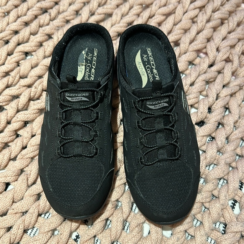 Skechers Black slide-in tennis shoes size 8 1/2